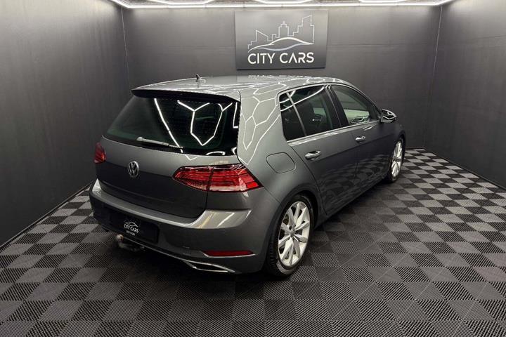 Grå VW Golf VII fra 2018