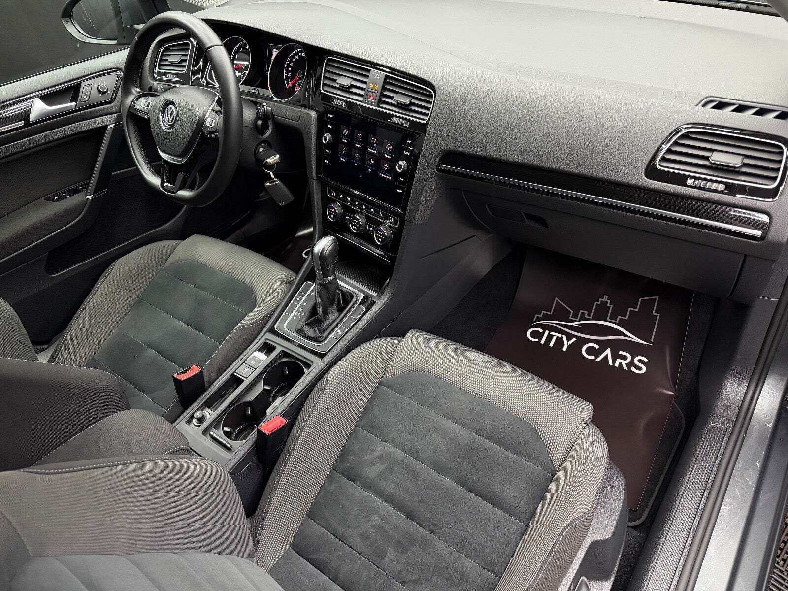 Grå VW Golf VII fra 2018