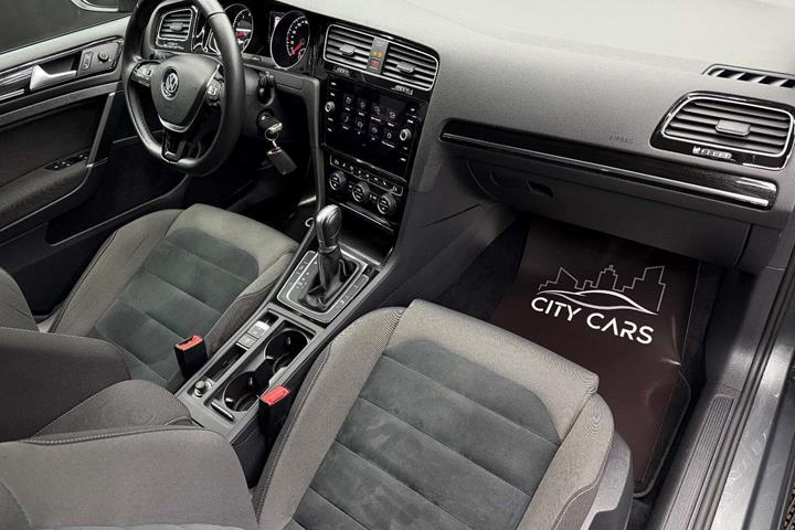 Grå VW Golf VII fra 2018