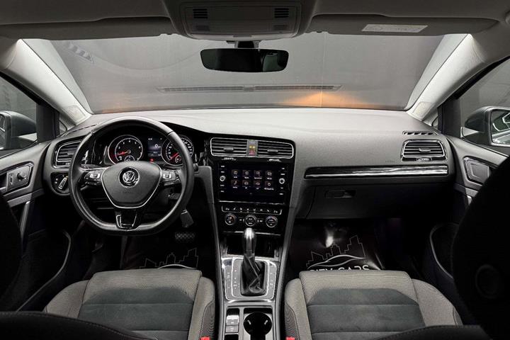 Grå VW Golf VII fra 2018