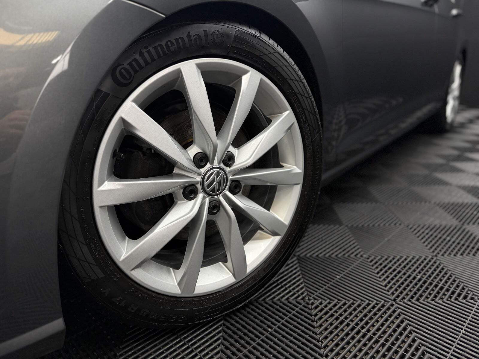 Grå VW Golf VII fra 2018