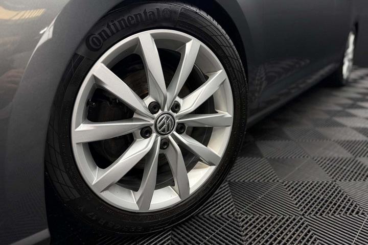 Grå VW Golf VII fra 2018