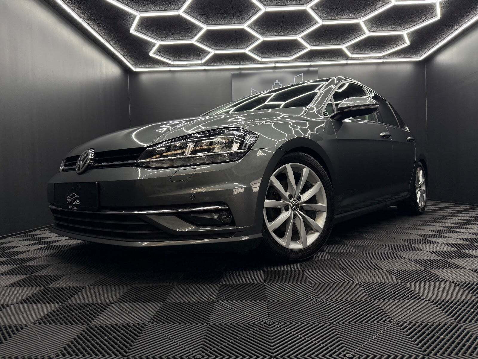 Grå VW Golf VII fra 2018