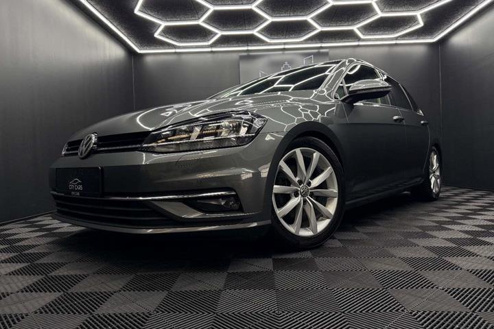 Grå VW Golf VII fra 2018