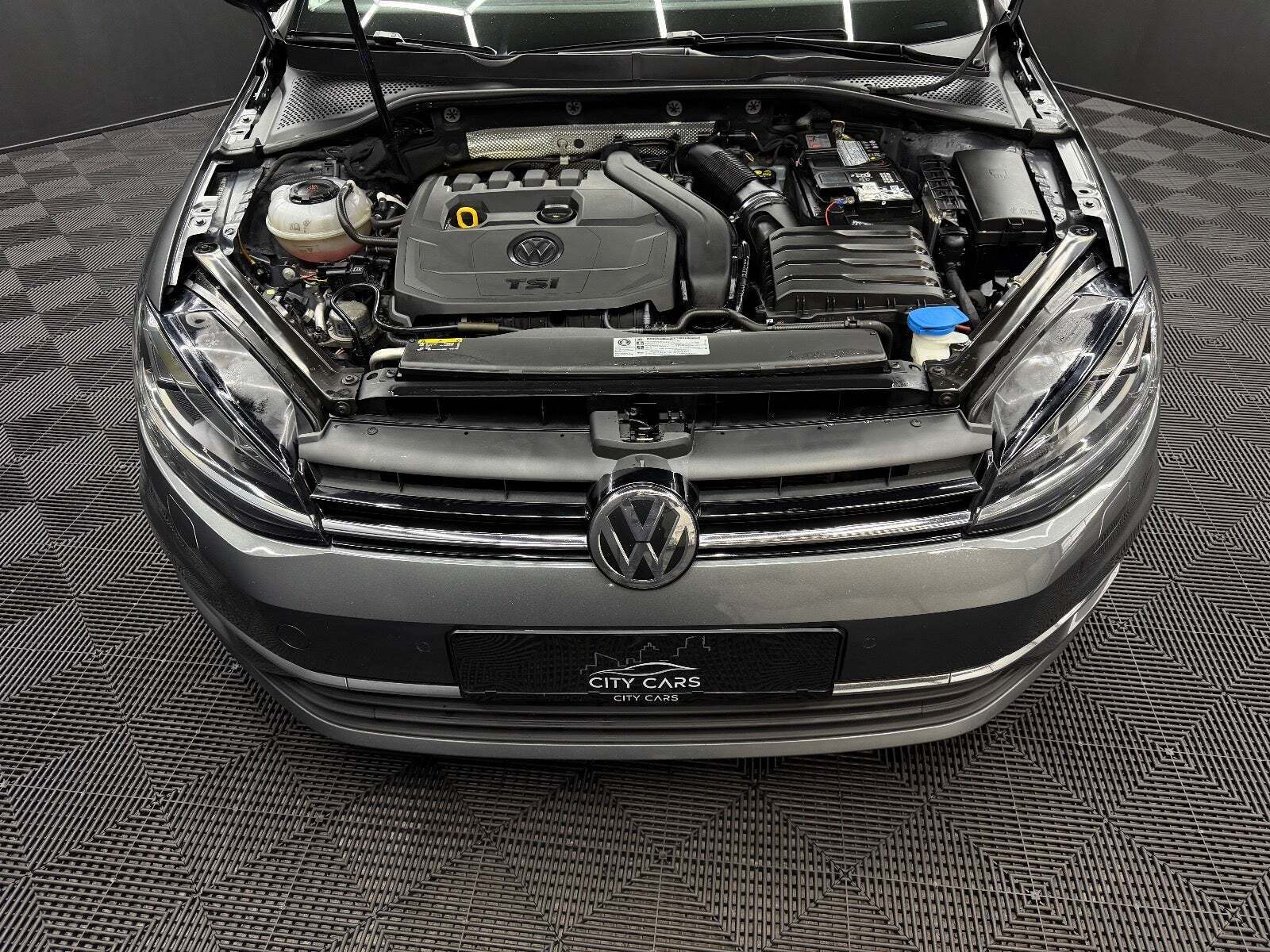 Grå VW Golf VII fra 2018
