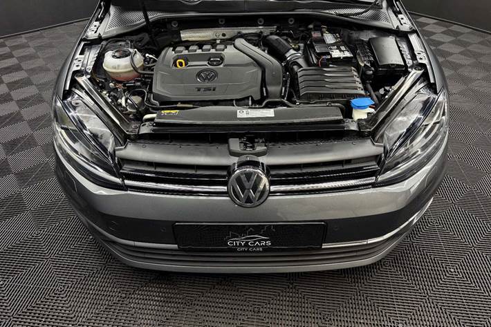 Grå VW Golf VII fra 2018