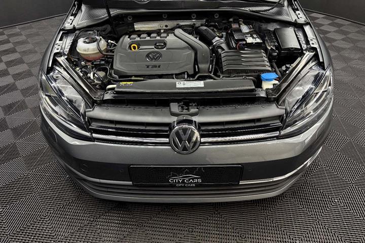 Grå VW Golf VII fra 2018