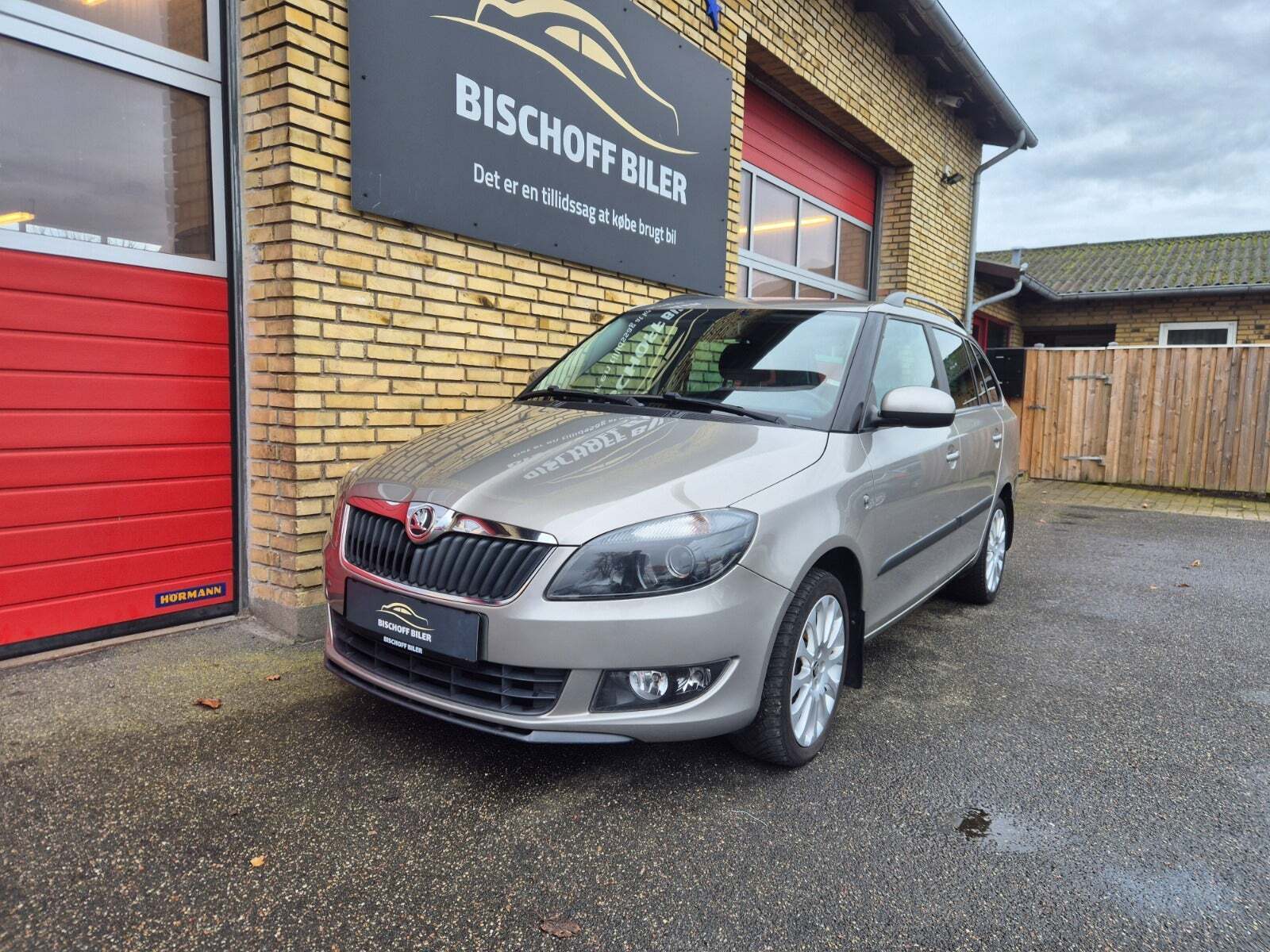 Beige Skoda Fabia fra 2015 set udefra
