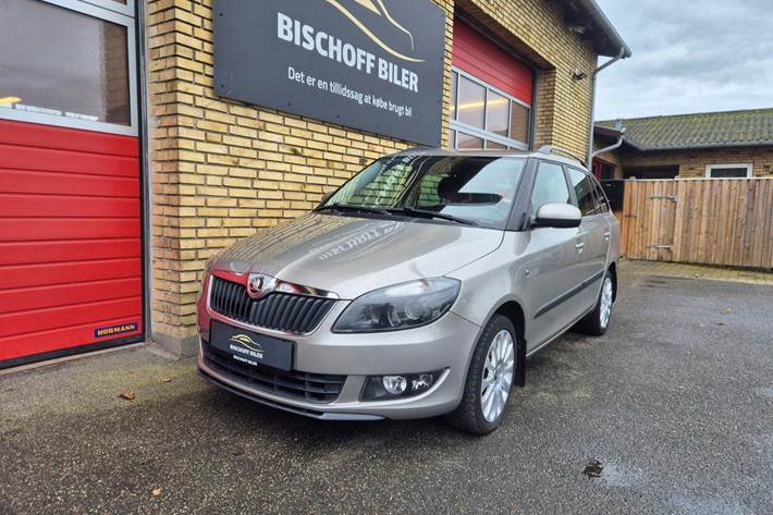 Beige Skoda Fabia fra 2015 set udefra