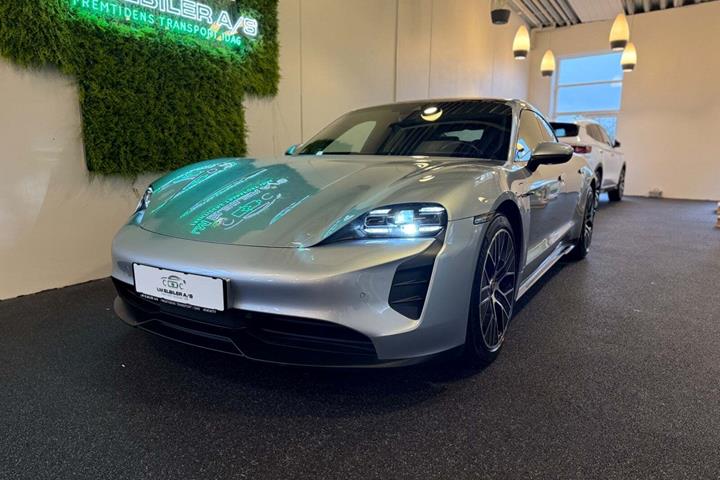 Sølv Porsche Taycan 4S fra 2020 set udefra