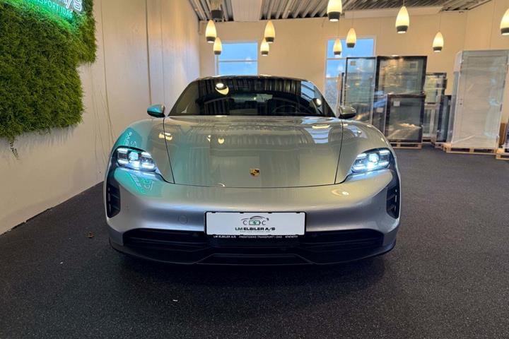Sølv Porsche Taycan 4S fra 2020 set udefra