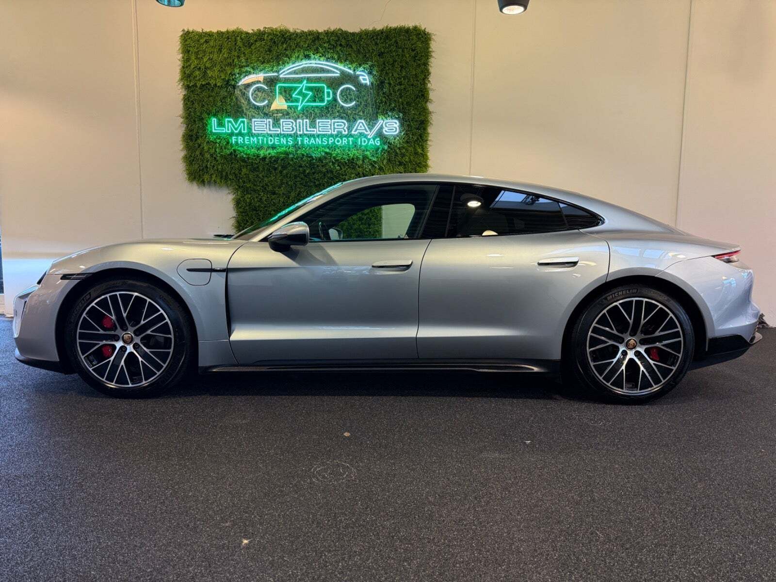 Sølv Porsche Taycan 4S fra 2020