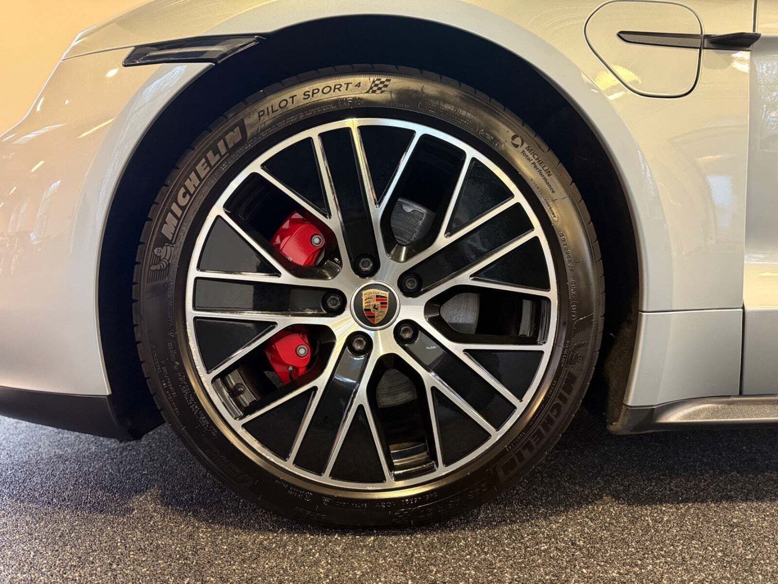 Sølv Porsche Taycan 4S fra 2020 set udefra