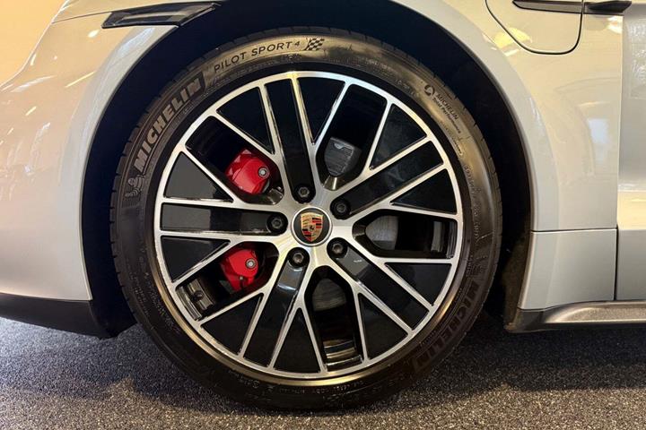 Sølv Porsche Taycan 4S fra 2020 set udefra