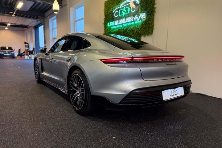 Sølv Porsche Taycan 4S fra 2020