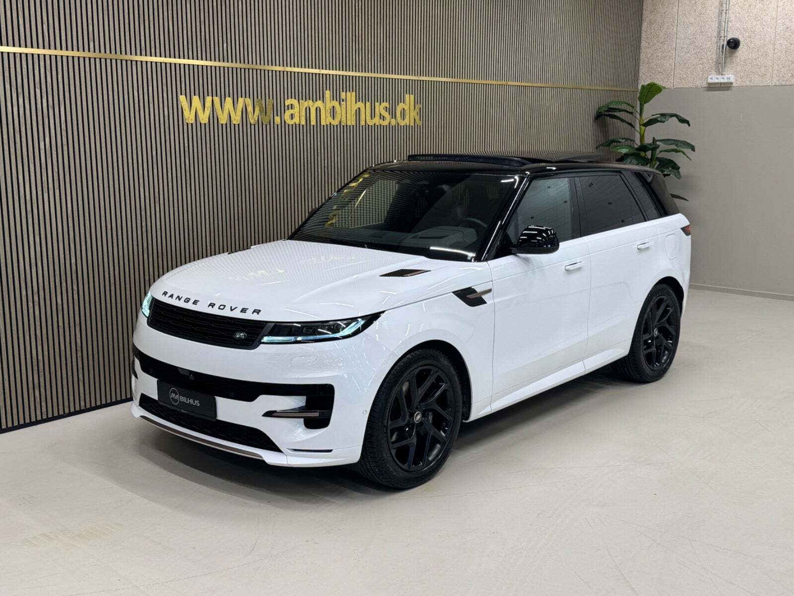 Hvid Land Rover Range Rover sport fra 2025