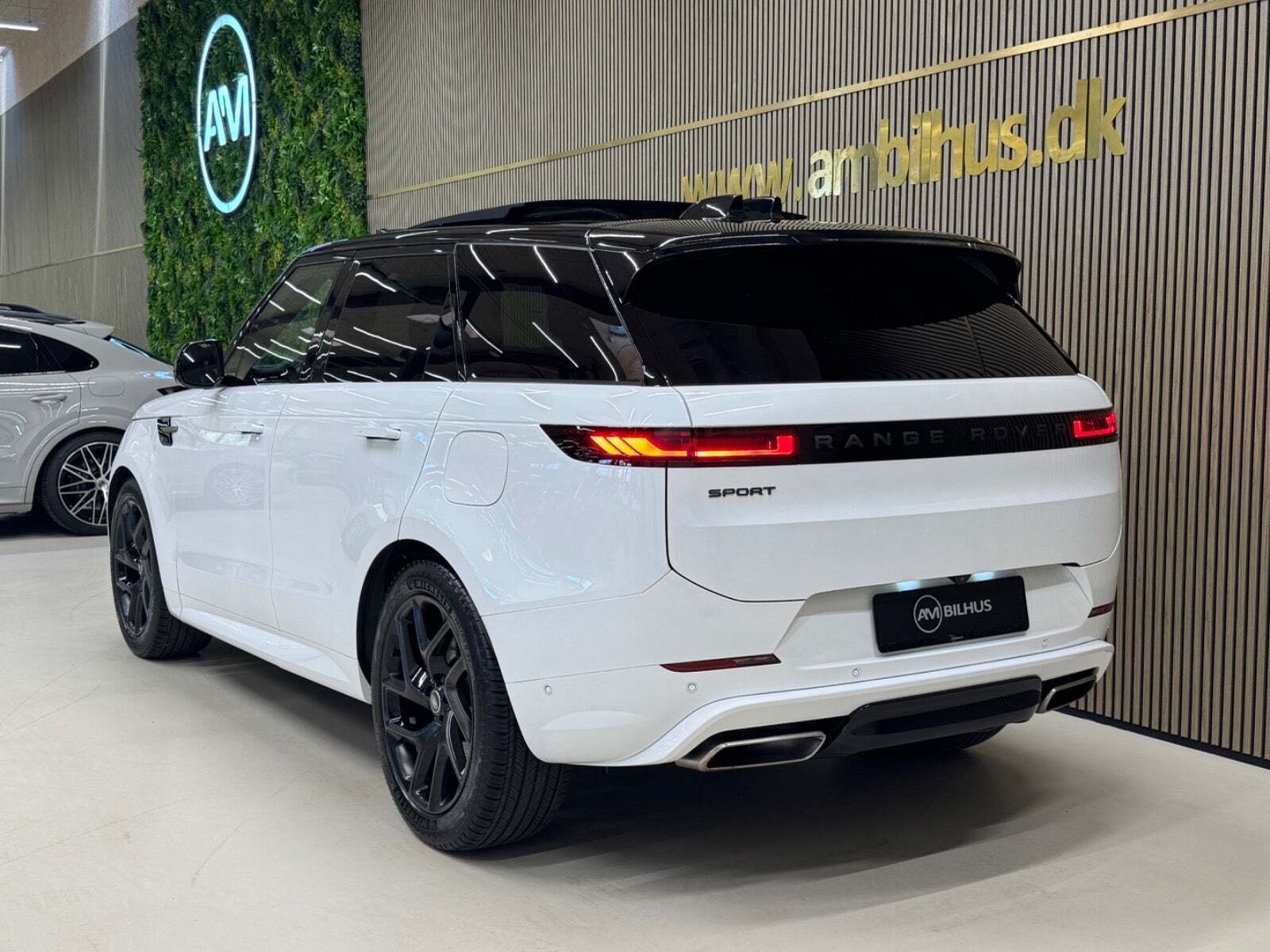 Hvid Land Rover Range Rover sport fra 2025