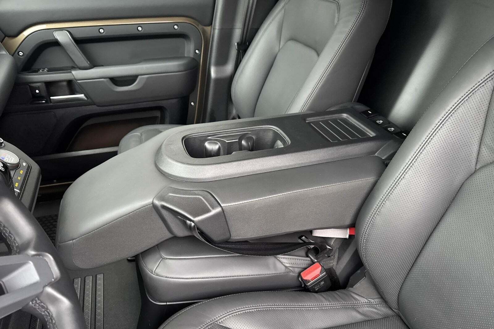 Brun Land Rover Defender 110 fra 2025