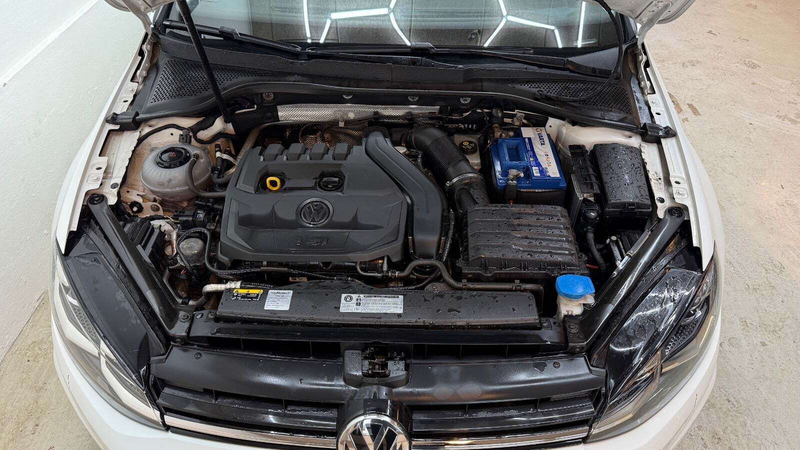 Hvid VW Golf VII fra 2017