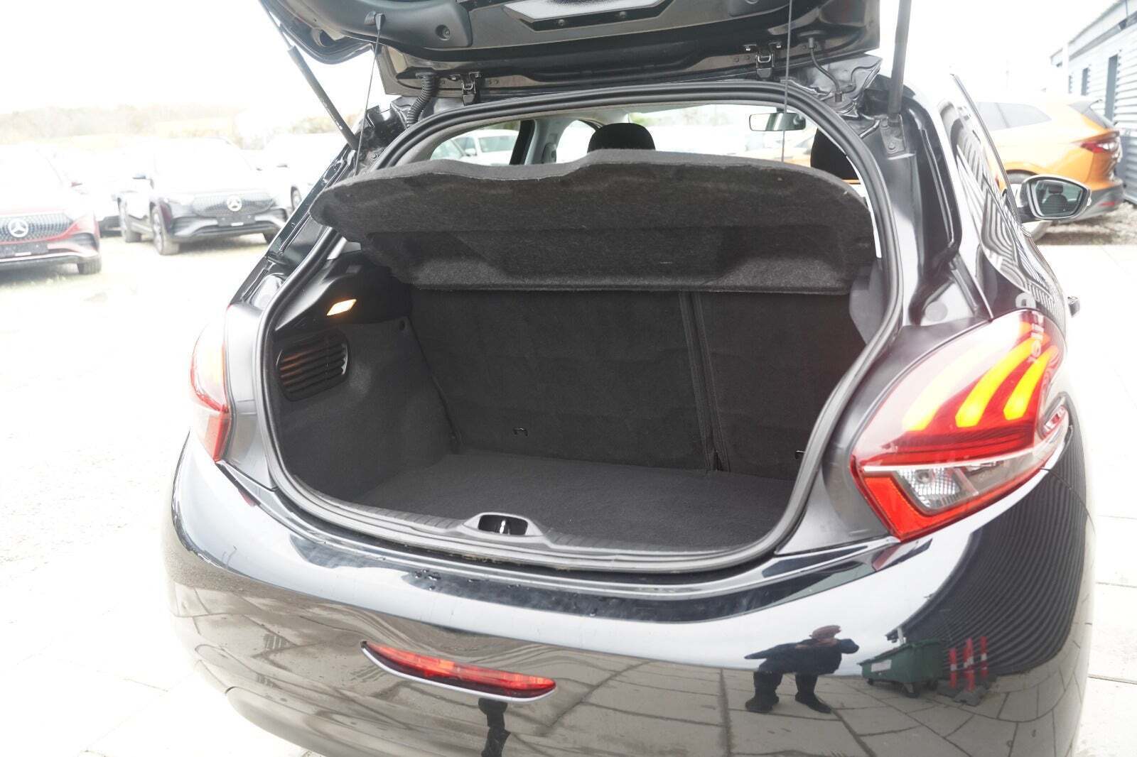 Sort Peugeot 208 fra 2017