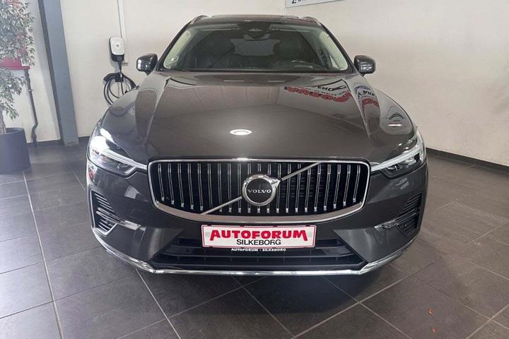 Grå Volvo XC60 fra 2022
