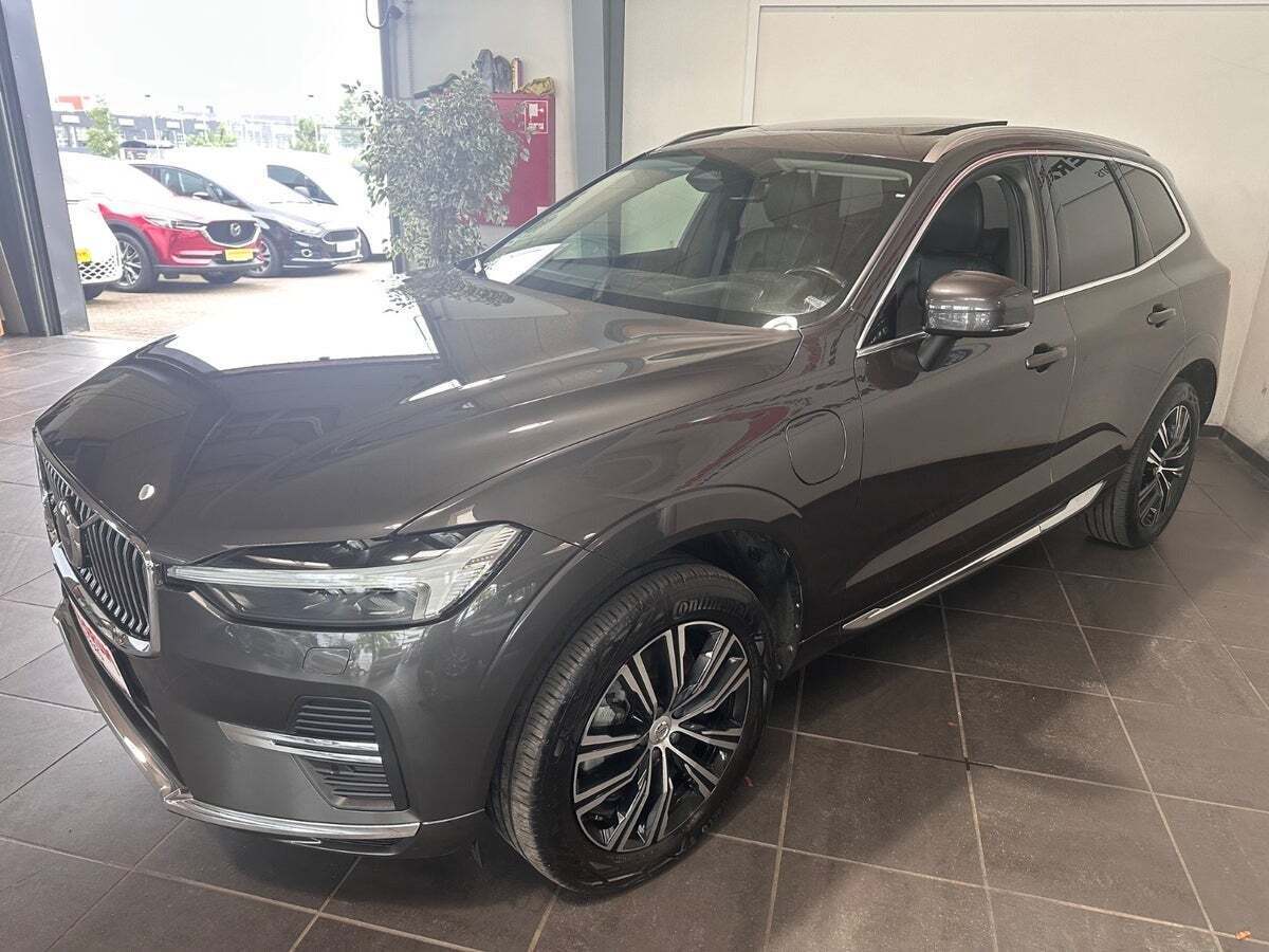 Grå Volvo XC60 fra 2022