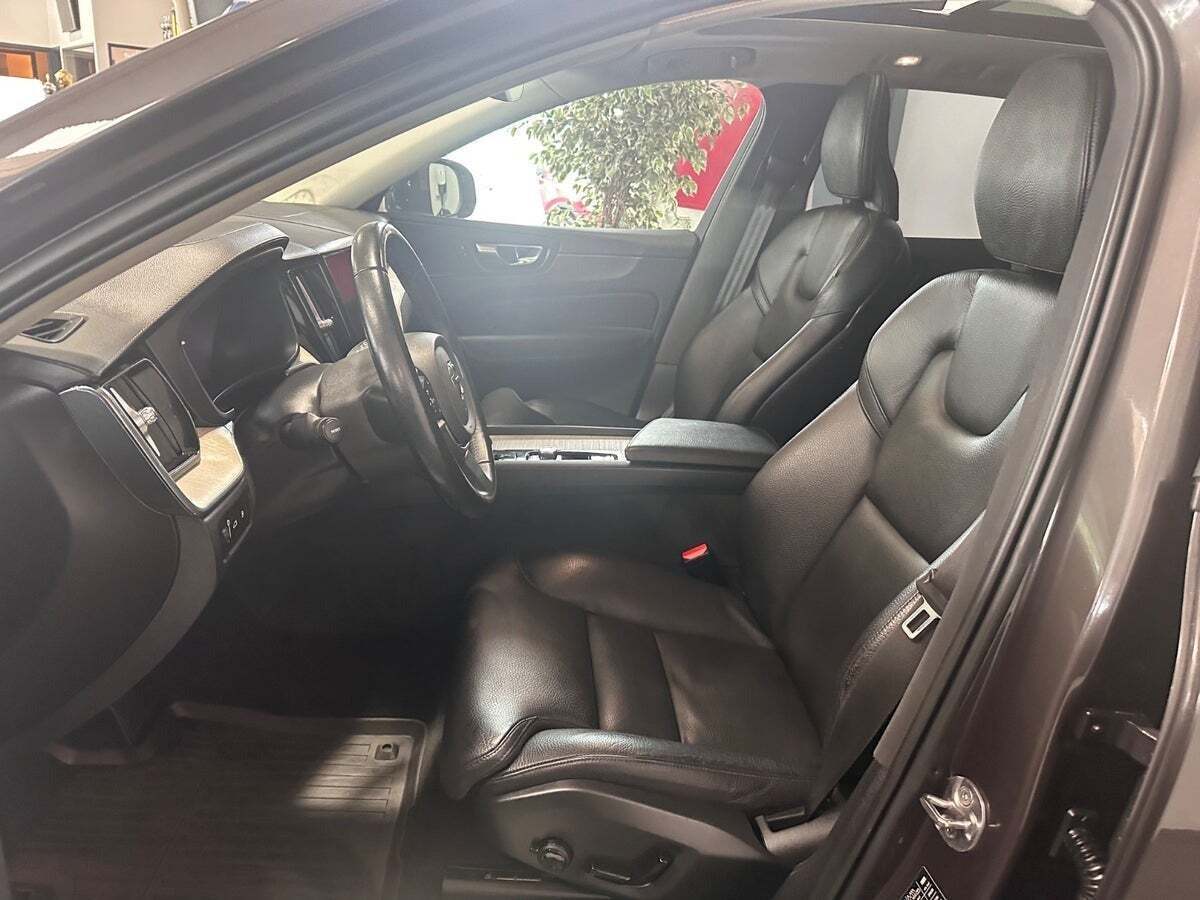 Grå Volvo XC60 fra 2022