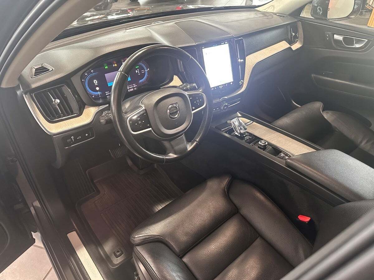 Grå Volvo XC60 fra 2022