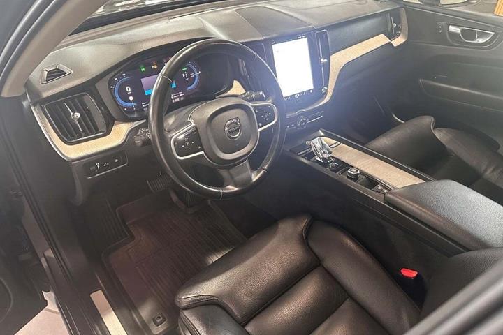 Grå Volvo XC60 fra 2022