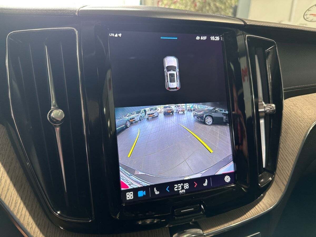 Grå Volvo XC60 fra 2022