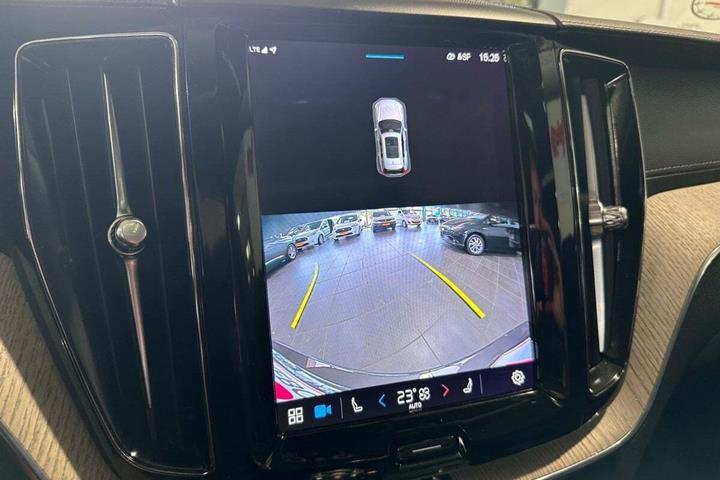 Grå Volvo XC60 fra 2022