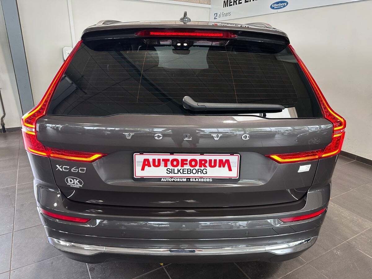 Grå Volvo XC60 fra 2022