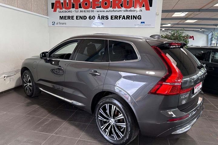 Grå Volvo XC60 fra 2022