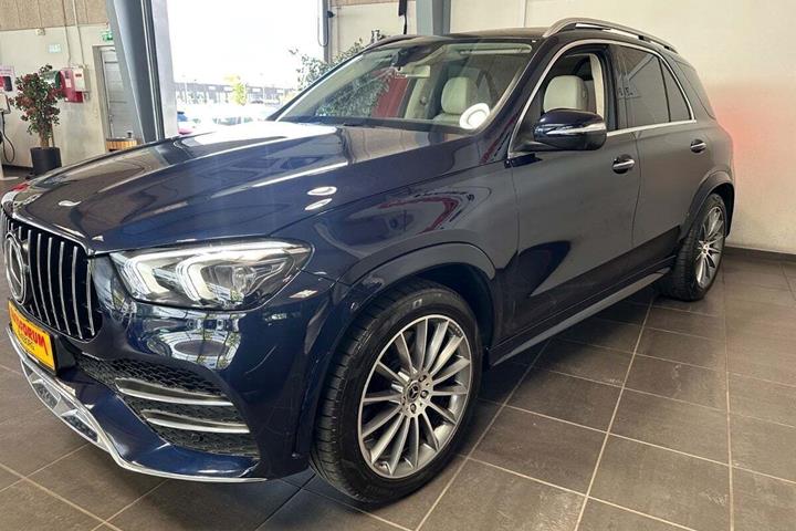 Blå Mercedes GLE450 fra 2020