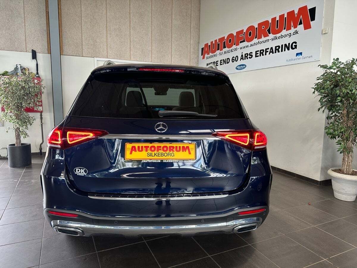 Blå Mercedes GLE450 fra 2020