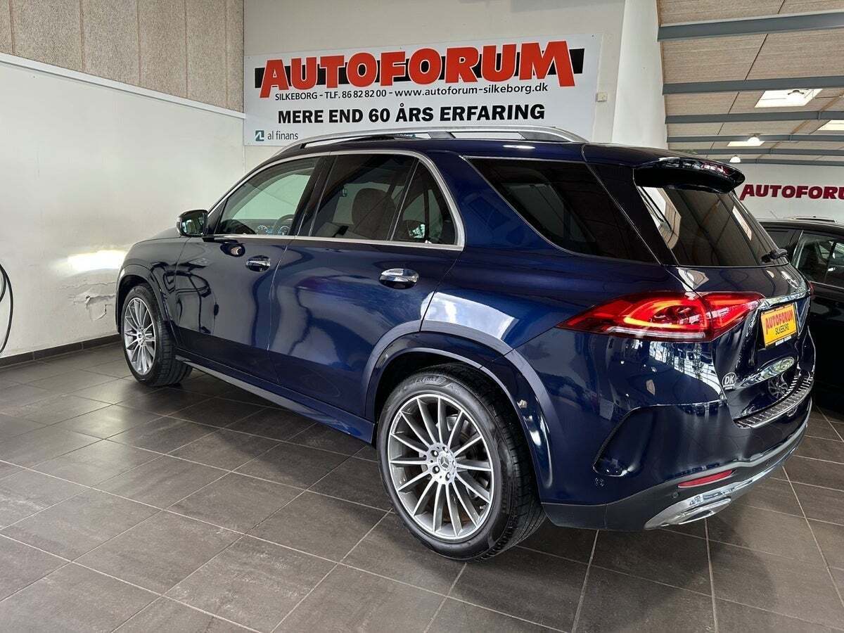 Blå Mercedes GLE450 fra 2020