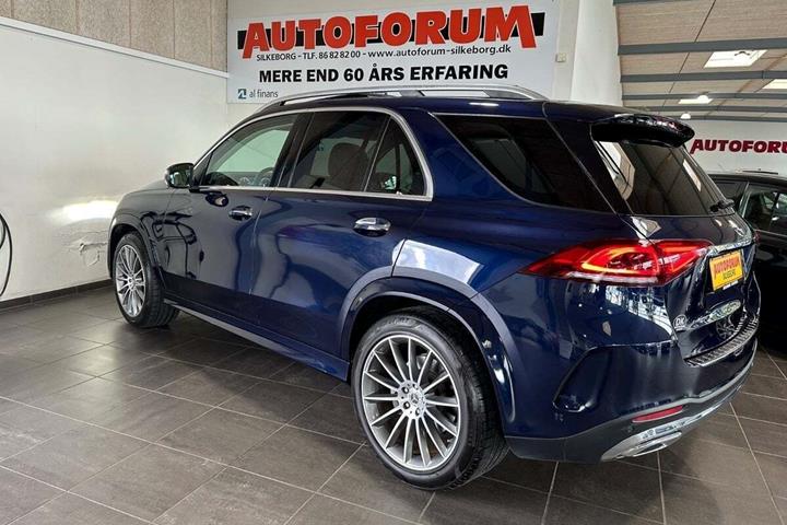 Blå Mercedes GLE450 fra 2020