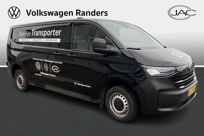 Sort VW Transporter fra 2025 set udefra