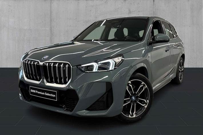 Grøn BMW iX1 fra 2023 set udefra