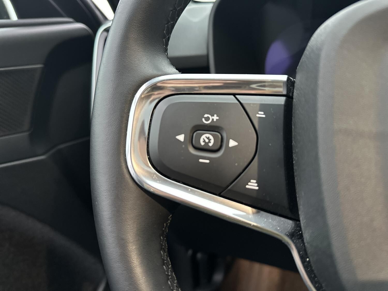 Sølv Volvo EX40 fra 2025