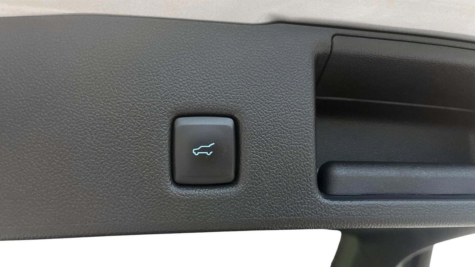 Grå Ford Kuga fra 2023