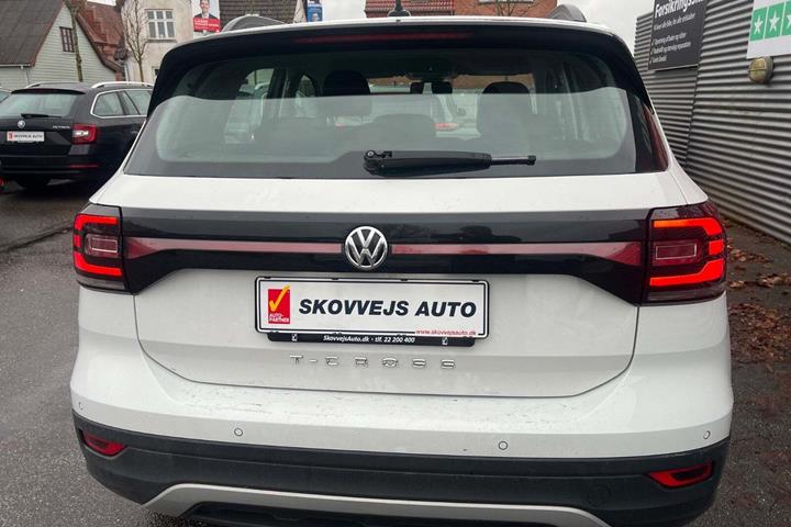 Hvid VW T-Cross fra 2020 set udefra