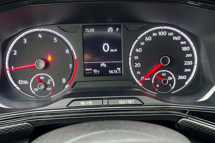 Hvid VW T-Cross fra 2020 set indefra