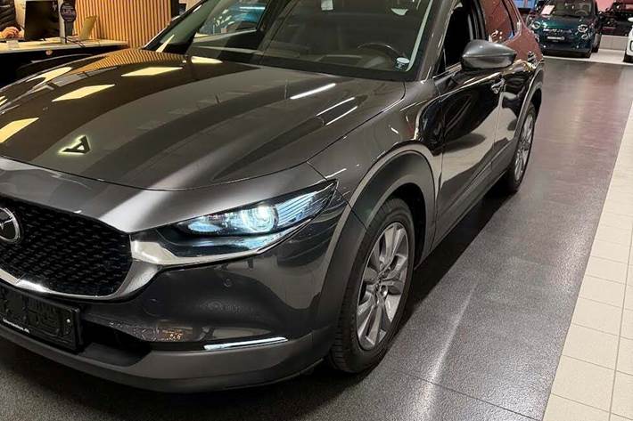 Grå Mazda CX-30 fra 2020 set udefra