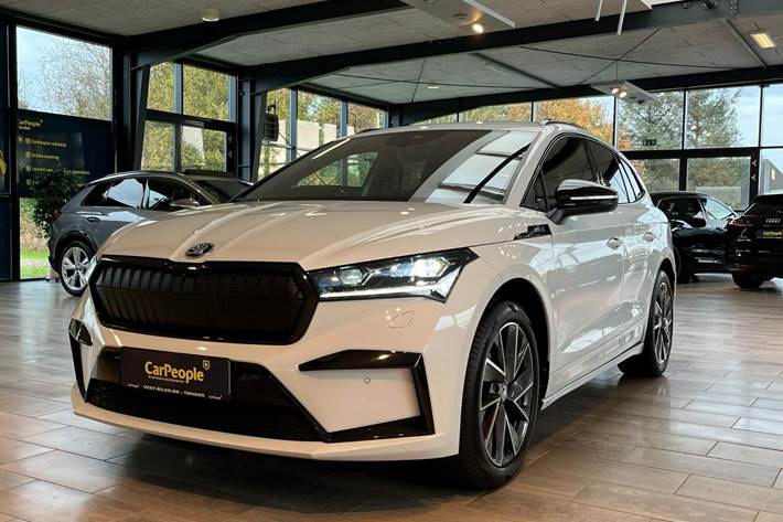 Hvid Skoda Enyaq fra 2022 set udefra