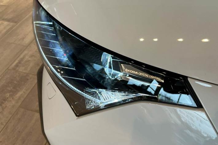 Hvid Skoda Enyaq fra 2022