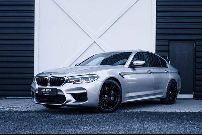 Gul BMW M5 fra 2018 set udefra