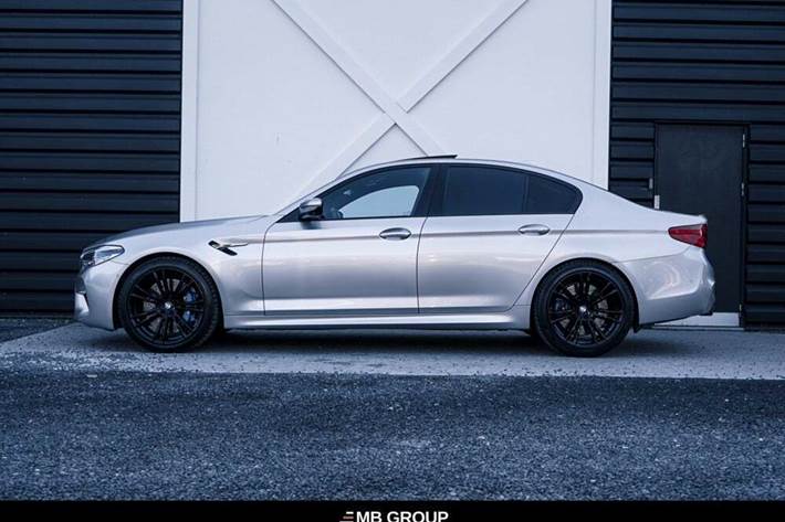 Gul BMW M5 fra 2018