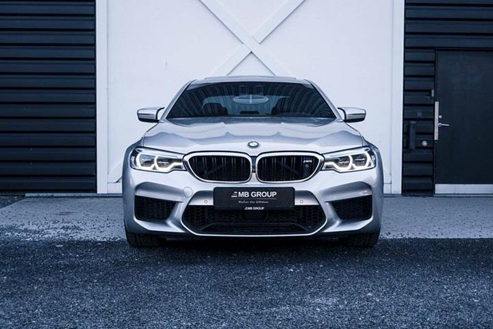 Gul BMW M5 fra 2018