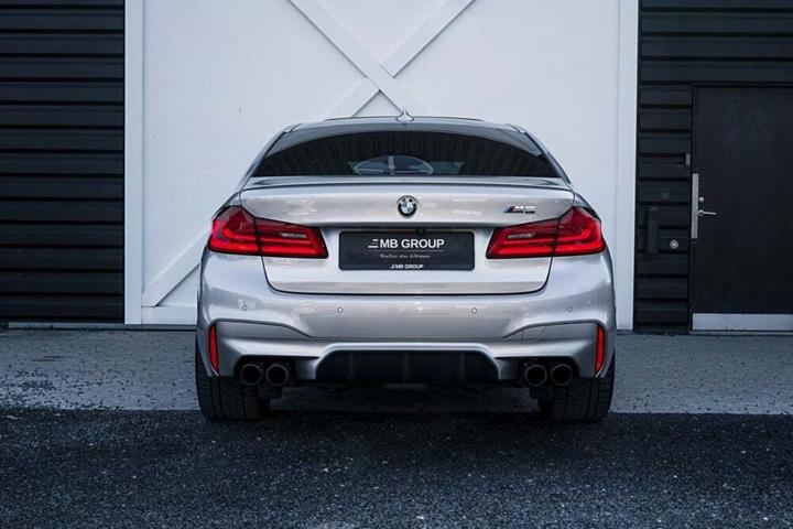 Gul BMW M5 fra 2018